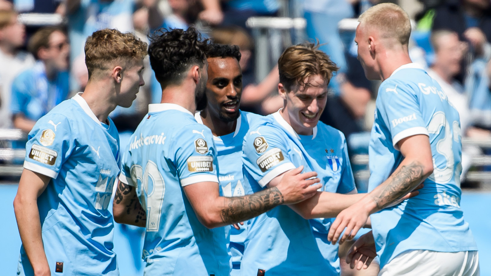 250601 Malmö FFs Johan Karlsson jublar med lagkamrater efter 1-0 under fotbollsmatchen i Allsvenskan mellan Malmö FF och Häcken den 1 juni 2025 i Malmö.