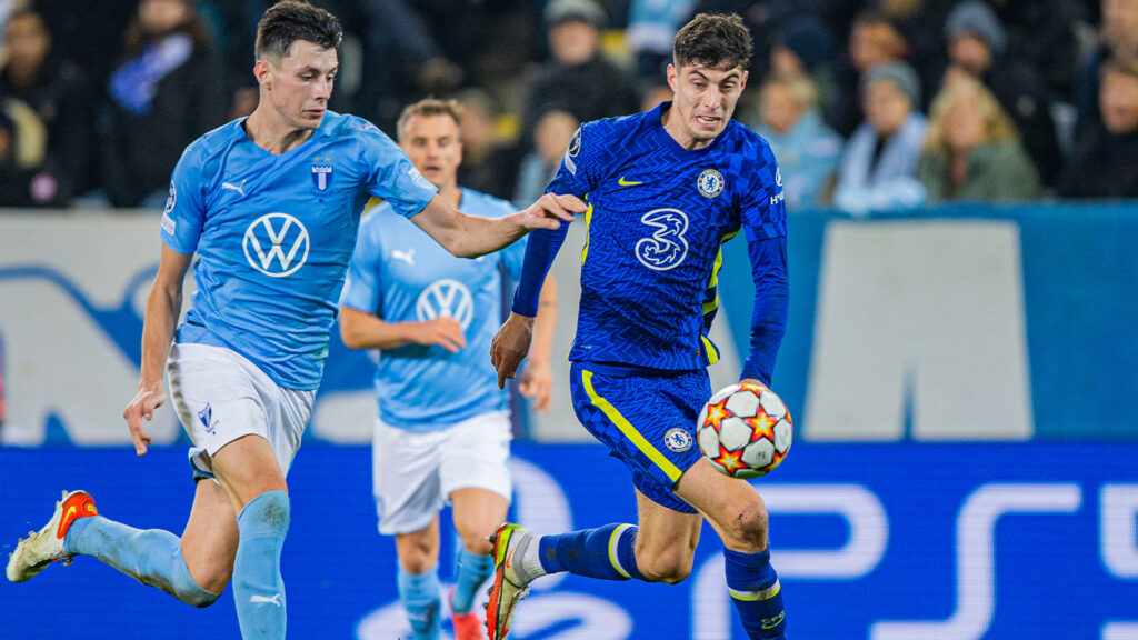 211102 Anel Ahmedhodzic från Malmö FF och Kai Havertz från Chelsea under UEFA Champions League-matchen mellan Malmö FF och Chelsea den 2 november 2021 i Malmö.