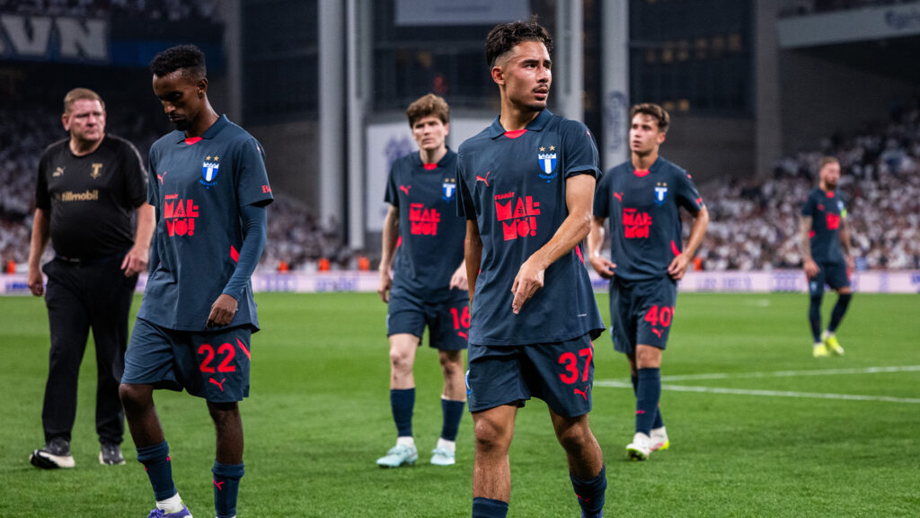 250812 Adrian Skogmar från Malmö FF ser nedslagen ut efter UEFA Champions League-kvalmatchen i fotboll mellan FC Köpenhamn och Malmö FF den 12 augusti 2025 i Köpenhamn.