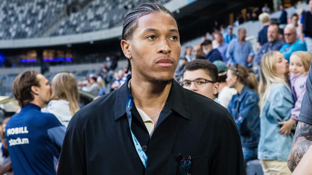 250630 Djurgårdens Mikael Marques med supportrar under fotbollsmatchen i Allsvenskan mellan Djurgården och IFK Norrköping den 30 juni 2025 i Stockholm.
