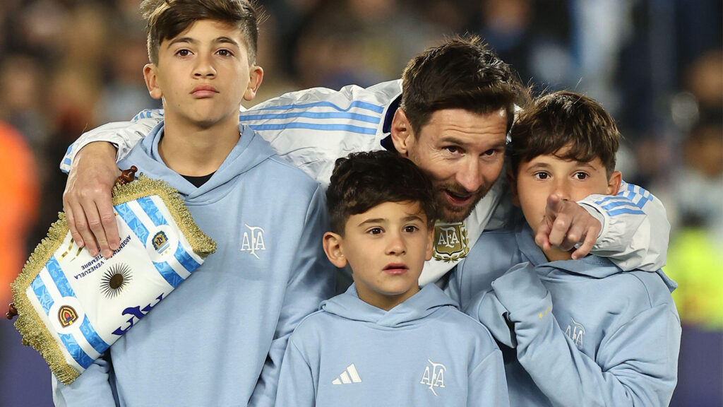 Argentinas anfallare Lionel Messi (i bakgrunden i centrum) och hans tre barn (Thiago, Mateo och Ciro) gestikulerar inför den sydamerikanska kvalmatchen i fotboll mellan Argentina och Venezuela för FIFA World Cup 2026 på Monumental-stadion i Buenos Aires den 4 september 2025.