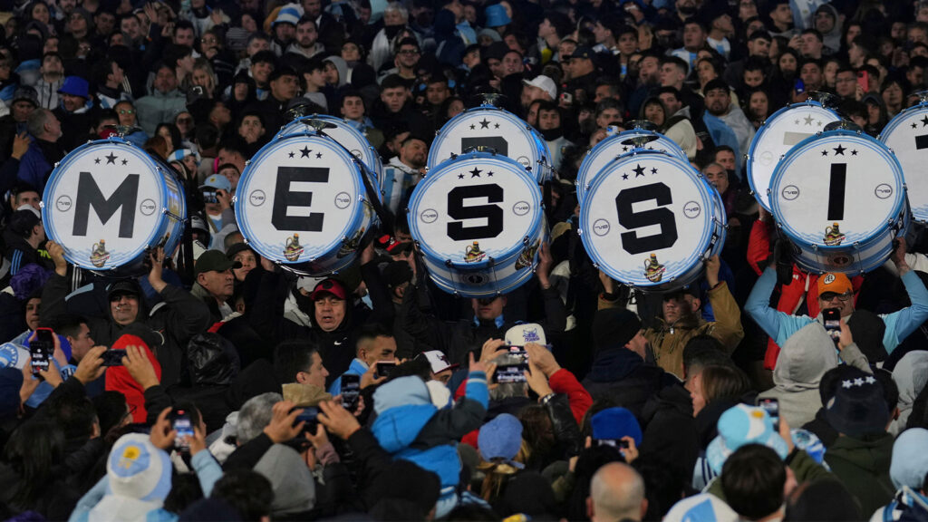 Fans från Argentina visar upp trummor med Lionel Messis namn inför en VM-kvalmatch 2026 i fotboll mellan Argentina och Venezuela på Monumental-stadion i Buenos Aires, Argentina, torsdagen den 4 september 2025.