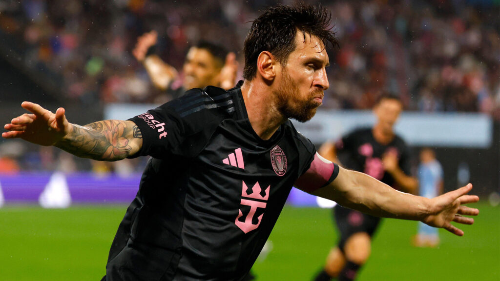 Inter Miamis anfallare Lionel Messi (10) reagerar efter att ha gjort mål mot New York City FC:s målvakt Matt Freese (49) under andra halvlek av en MLS-match, onsdagen den 24 september 2025, i New York.