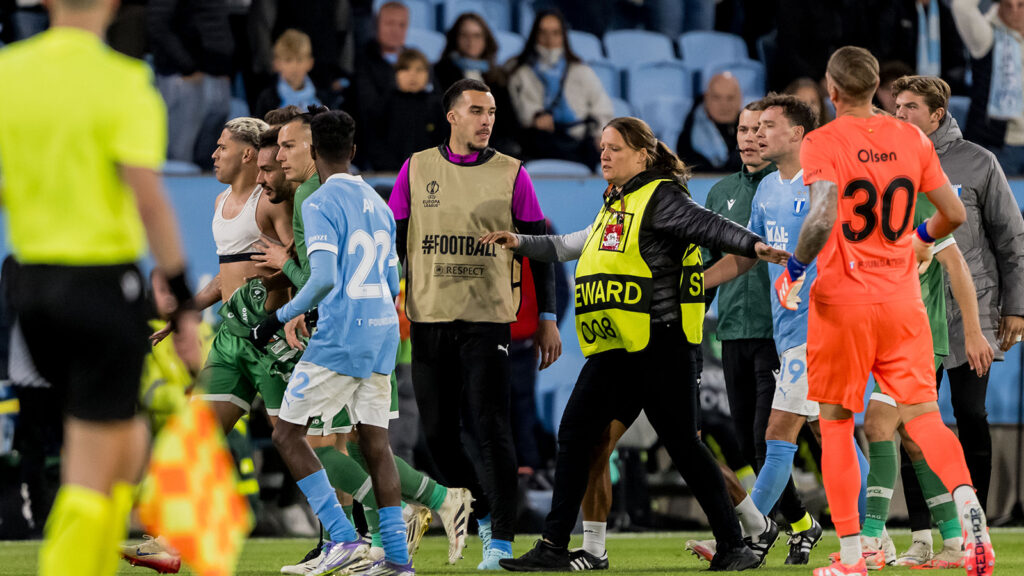 250924 Caio Vidal från Ludogorets tillsammans med Taha Ali, Colin Rösler och målvakten Robin Olsen från Malmö FF efter UEFA Europa League-matchen mellan Malmö FF och Ludogorets den 24 september 2025 i Malmö.