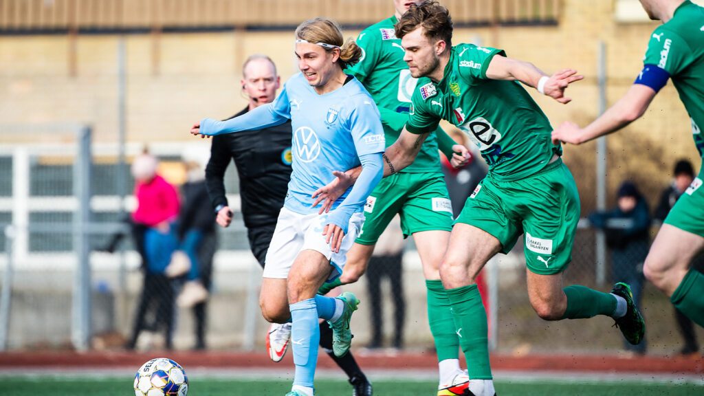 220227 Malmö FFs Sebastian Nanasi och BK Olympics Albin Sjöstrand Bjurnemark under träningsmatchen mellan Malmö FF och BK Olympic den 27 februari 2022 i Malmö.
