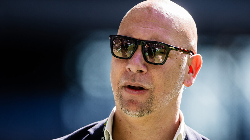 250413 Hammarbys sportchef Mikael Hjelmberg under fotbollsmatchen i Allsvenskan mellan Hammarby och Djurgården den 13 april 2025 i Stockholm.
