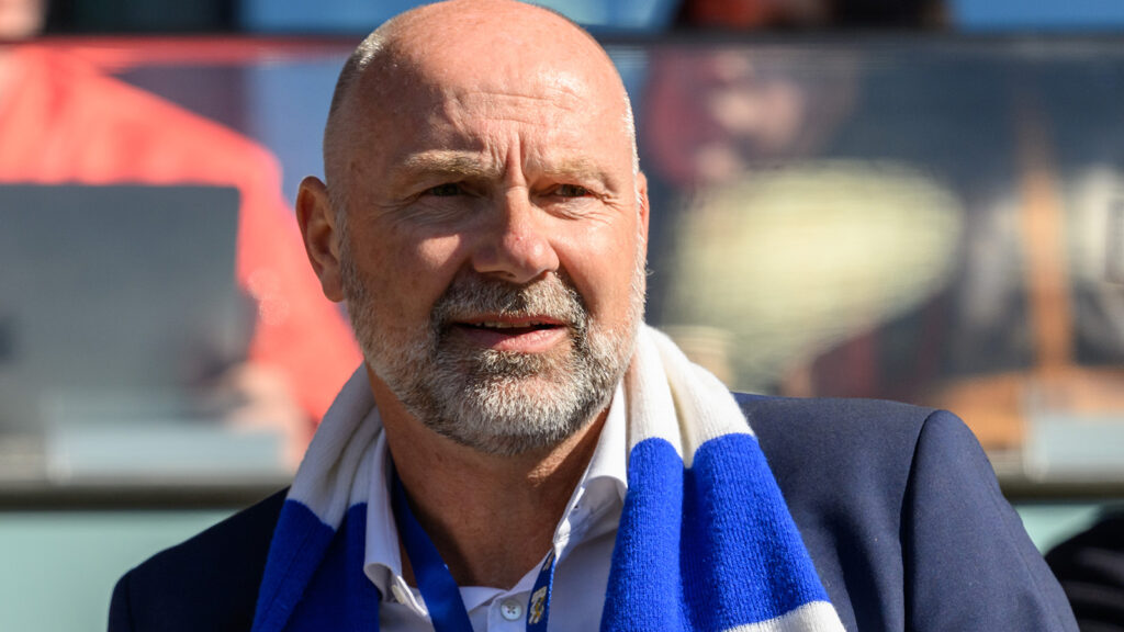 250405 IFK Göteborgs klubbdirektör Håkan Mild på läktaren under fotbollsmatchen i Allsvenskan mellan IFK Göteborg och Halmstad den 5 april 2025 i Göteborg.