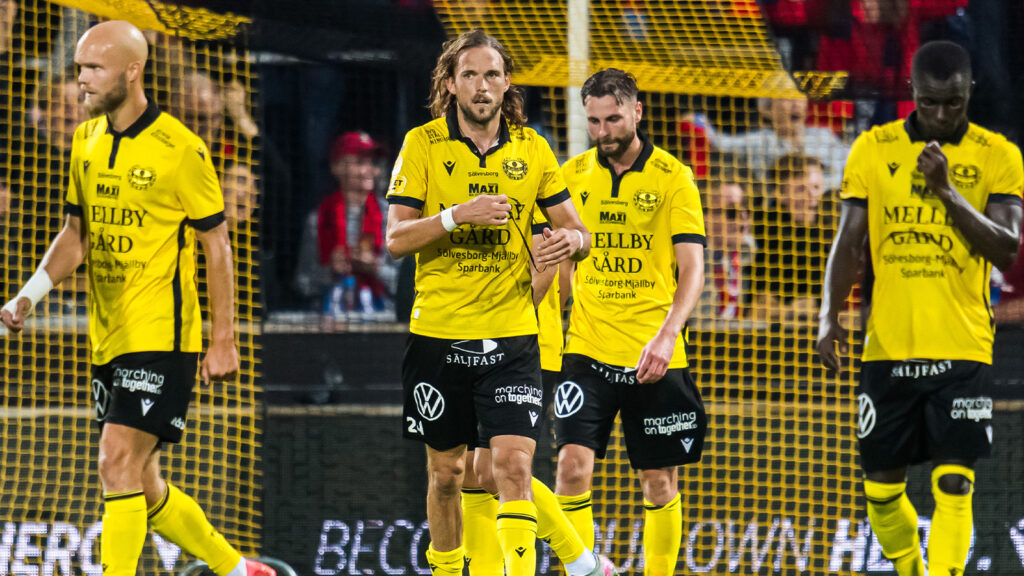250920 Spelare ur Mjällby deppar efter 1-1 under fotbollsmatchen i Allsvenskan mellan Mjällby och Öster den 20 september 2025 i Hällevik.
