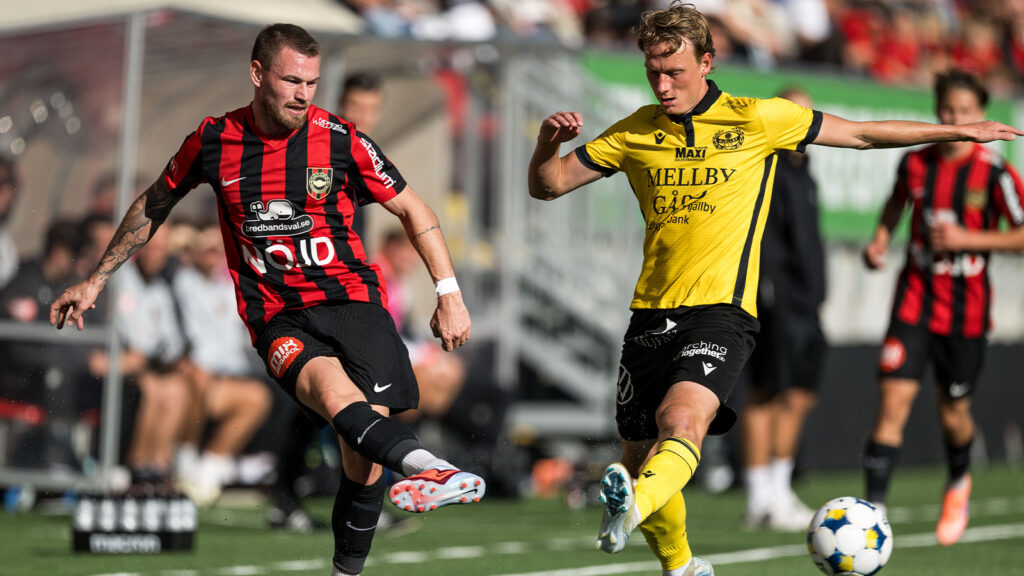 250928 Brommapojkarnas Rasmus Örqvist och Mjällbys Alexander Johansson under fotbollsmatchen i Allsvenskan mellan Brommapojkarna och Mjällby den 28 september 2025 i Stockholm.