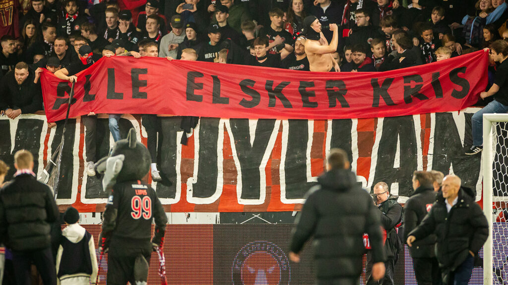 240301 Fans av Midtjylland med en hyllning till spelaren Kristoffer Olsson under Superligan-matchen mellan Midtjylland och FC Köpenhamn den 1 mars 2024 i Herning.