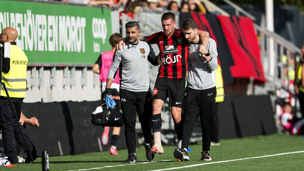 250928 Brommapojkarnas Rasmus Örqvist lämnar planen skadad under fotbollsmatchen i Allsvenskan mellan Brommapojkarna och Mjällby den 28 september 2025 i Stockholm.
