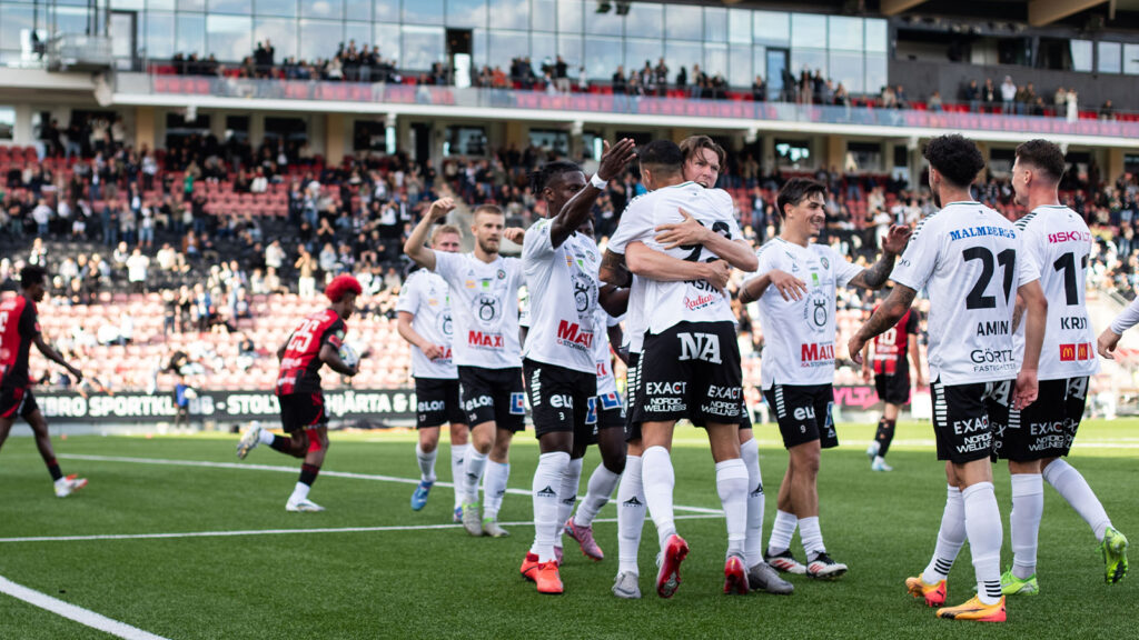250913 Örebros Ahmed Yasin jublar med lagkamrater efter 2-0 av Karl Holmberg (ej i bild) under fotbollsmatchen i Superettan mellan Örebro och Östersund den 13 september 2025 i Örebro.
