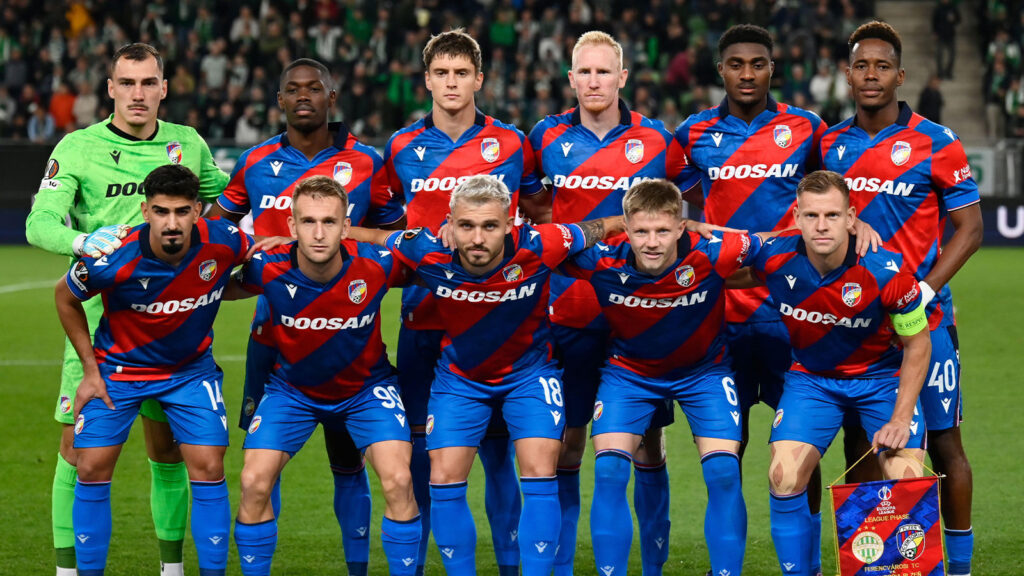 Viktoria Plzens startspelare ställer upp för ett lagfoto i början av Europa League-matchen mellan Ferencvaros och Viktoria Plzen på Groupama Arena-stadion, Budapest, Ungern, torsdagen den 25 september 2025.