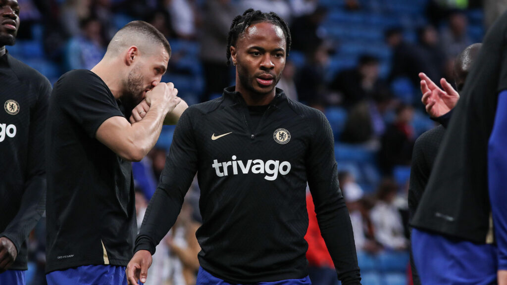 12 april 2023, MADRID, MADRID, SPANIEN: Raheem Sterling från Chelsea värmer upp inför kvartsfinalen i UEFA Champions League, match 1, mellan Real Madrid och Chelsea FC på Santiago Bernabeu-stadion den 12 april 2023 i Madrid, Spanien.