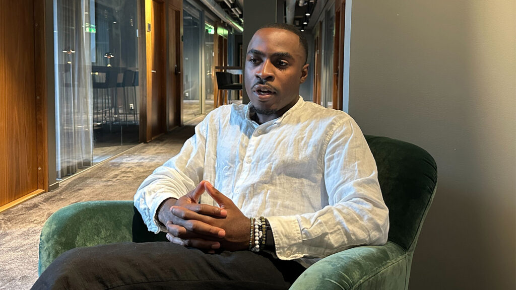 2025. Rickson Mansiamina talar ut om identitetskrisen.