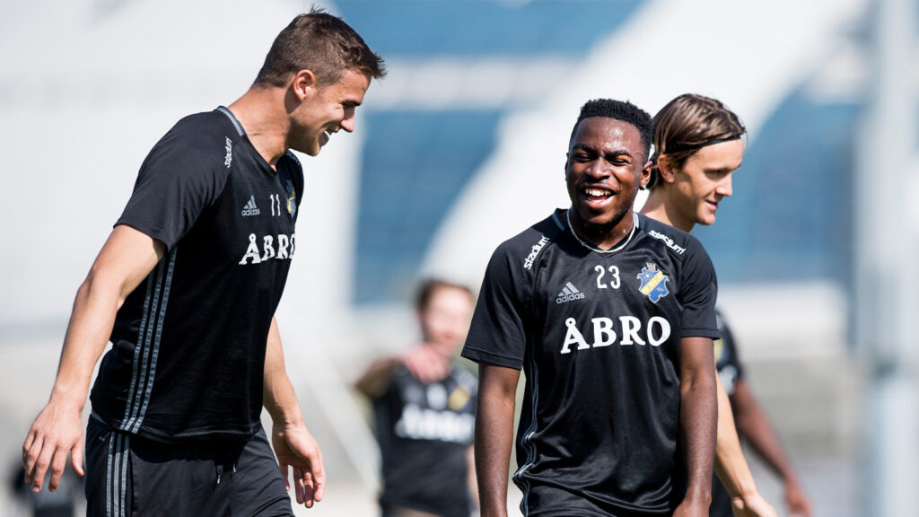 170205 Eero Markkanen och Rickson Mansiamina under en träning med AIK under deras träningsläger den 5 februari 2017 i Dubai.