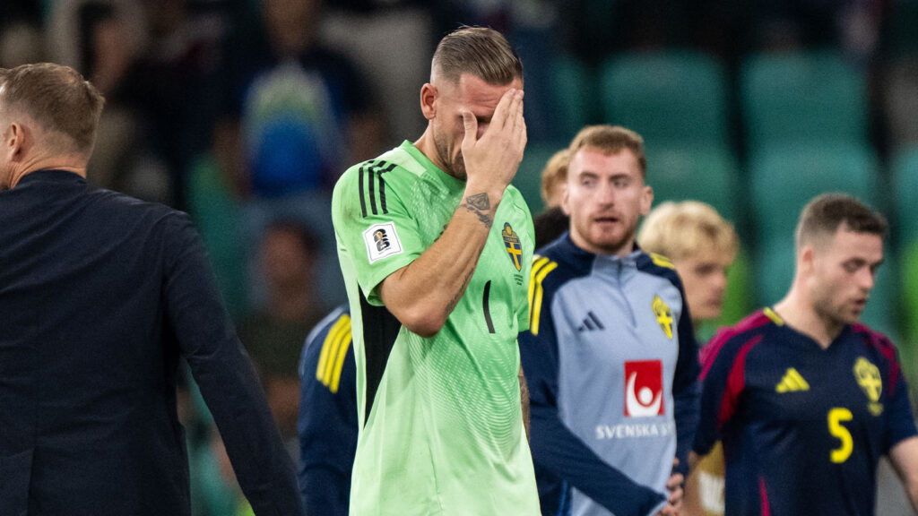 Robin Olsen och Dejan Kulusevski från Sverige ser nedslagna ut efter FIFA-världsmästerskapskvalmatchen i fotboll mellan Slovenien och Sverige