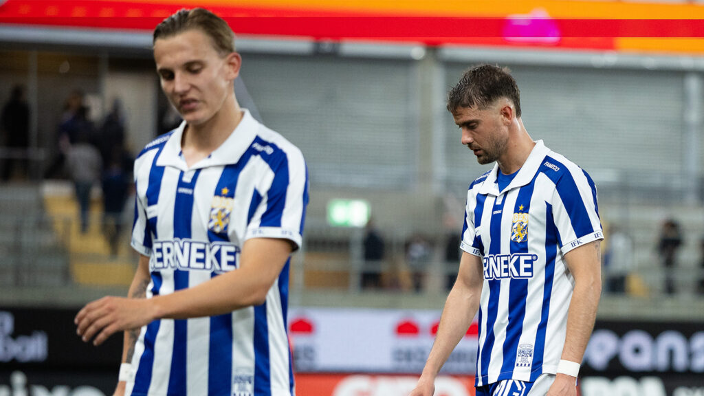 250515 IFK Göteborgs Linus Carlstrand och Ramon Pascal Lundqvist deppar efter fotbollsmatchen i Allsvenskan mellan IFK Göteborg och Öster den 15 maj 2025 i Göteborg.