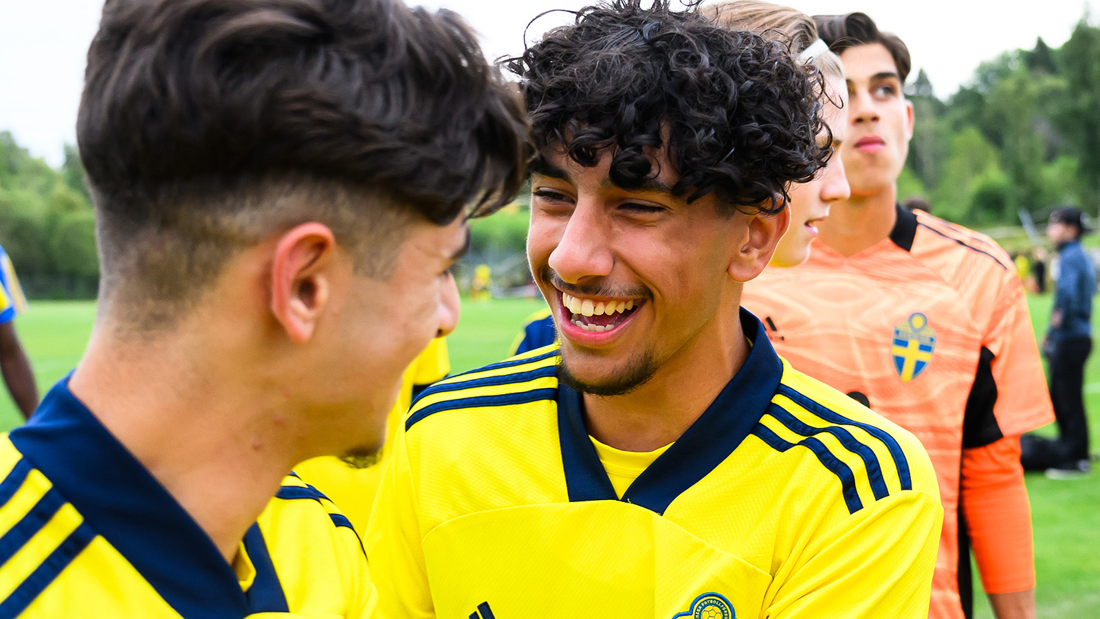 240801 Sveriges Rayan Demirci och Ahmed Saeed efter fotbollsmatchen i en nordisk pojkturnering mellan Norge och Sverige den 1 augusti 2024 i Alnö.
