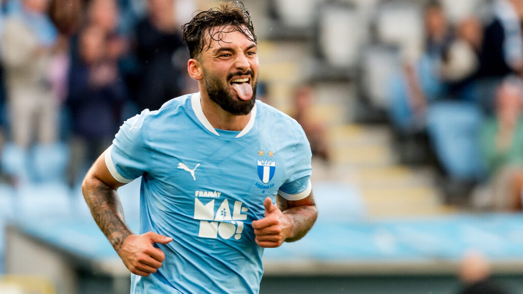 250730 Sead Haksabanovic från Malmö FF firar efter 1-0 under UEFA Champions League-kvalmatchen mellan Malmö FF och FK RFS den 30 juli 2025 i Malmö.