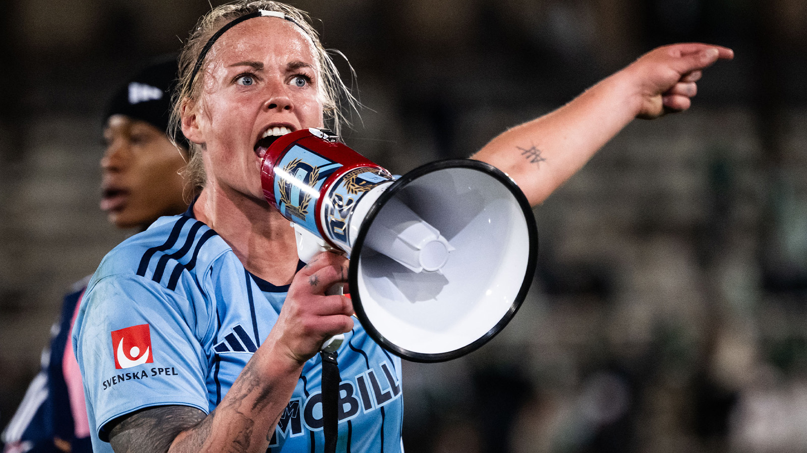 250922 Djurgårdens Therese Åsland jublar efter fotbollsmatchen i Damallsvenskan mellan Djurgården och Hammarby den 22 september 2025 i Stockholm.