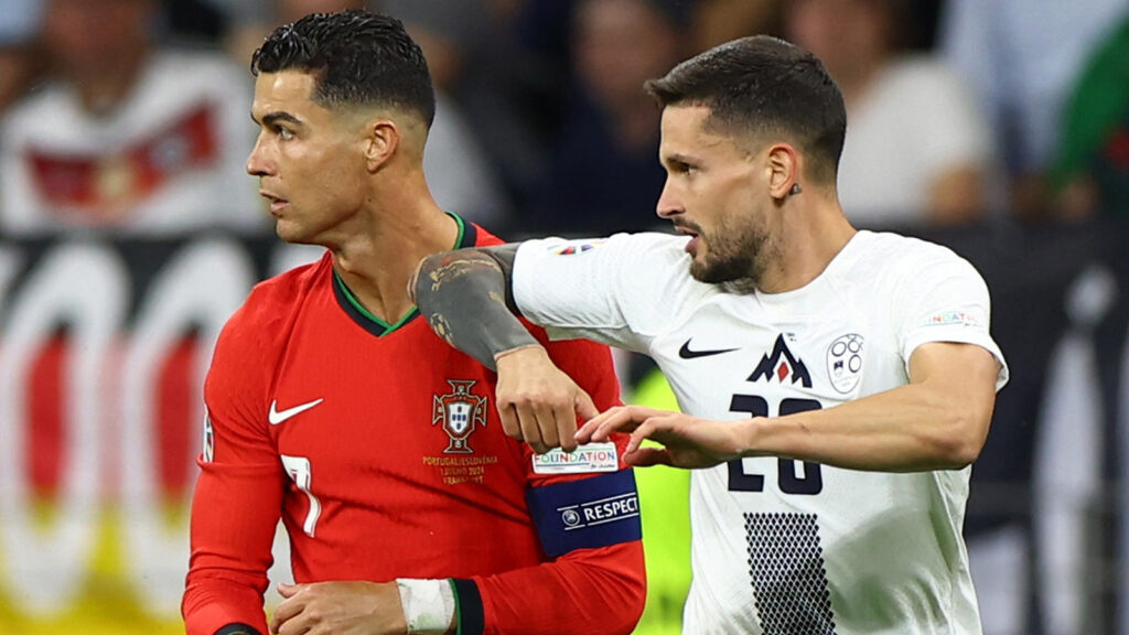 240701 Fotboll, EM Fotboll - Euro 2024 - Åttondelsfinal - Portugal mot Slovenien - Frankfurt Arena, Frankfurt, Tyskland - 1 juli 2024 Portugals Cristiano Ronaldo reagerar tillsammans med Sloveniens Petar Stojanovic REUTERS/Lee Smith