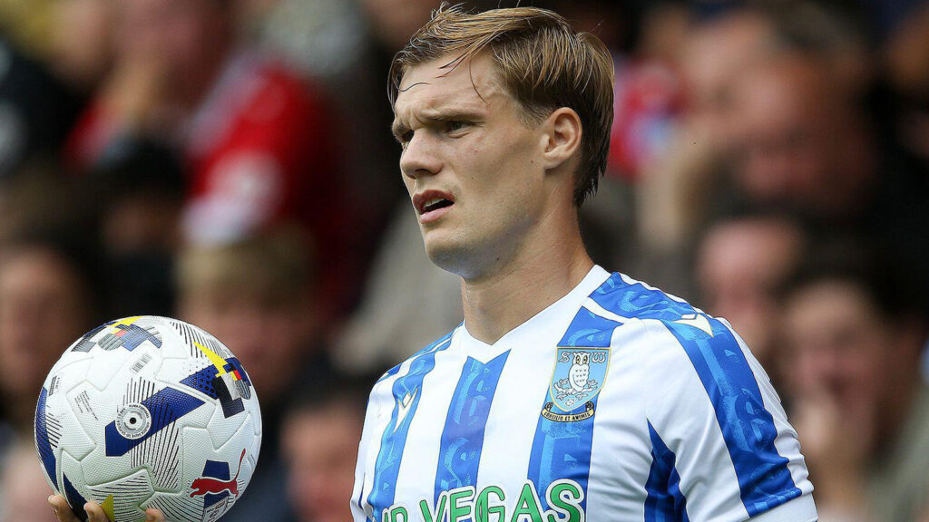 Wrexham, Storbritannien. 23 aug 2025. Svante Ingelsson från Sheffield Wednesday tittar på. EFL Skybet Championship-matchen, Wrexham mot Sheffield Wednesday på STōK Cae Ras i Wrexham, Wales, lördagen den 23 augusti 2025.