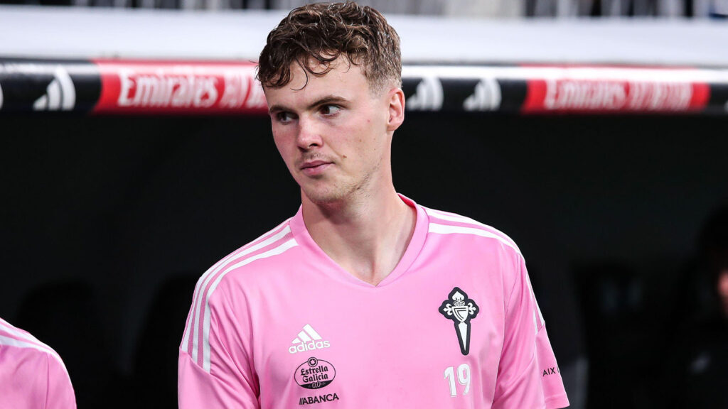 22 april 2023, MADRID, MADRID, SPANIEN: Williot Swedberg från RC Celta de Vigo ser på under den spanska ligan, La Liga Santander, fotbollsmatchen mellan Real Madrid och RC Celta de Vigo på Santiago Bernabeu-stadion den 22 april 2023, i Madrid, Spanien.