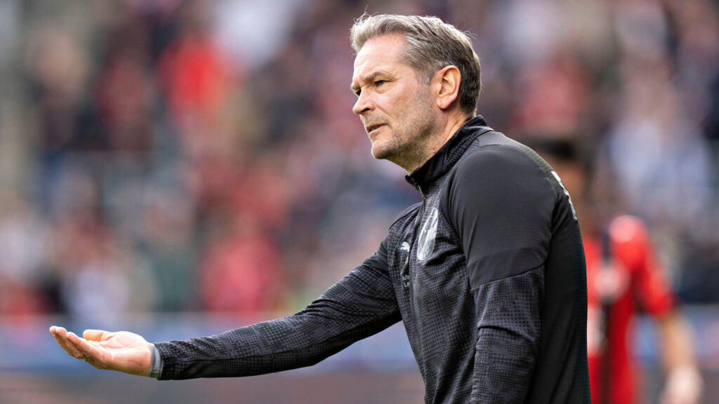 Herning, Danmark. 24 aug, 2025. FC Midtjyllands tränare Thomas Thomasberg under Superligamatchen mellan FC Midtjylland och Silkeborg IF på MCH Arena i Herning, söndagen den 24 augusti 2025.