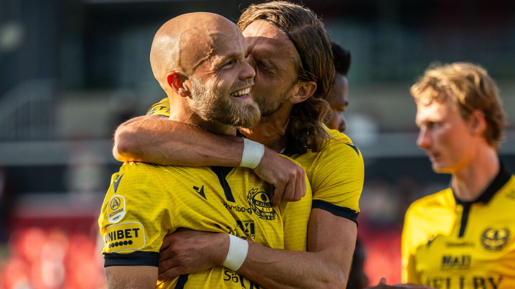 250928 Mjällbys Viktor Gustafson och Tom Pettersson jublar efter fotbollsmatchen i Allsvenskan mellan Brommapojkarna och Mjällby den 28 september 2025 i Stockholm.
