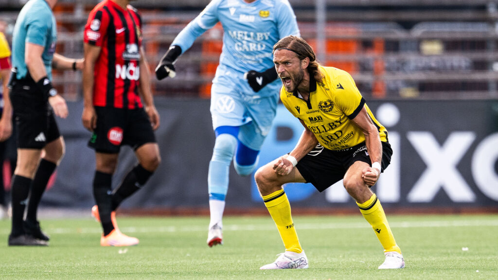250928 Mjällbys Tom Pettersson jublar efter fotbollsmatchen i Allsvenskan mellan Brommapojkarna och Mjällby den 28 september 2025 i Stockholm.
