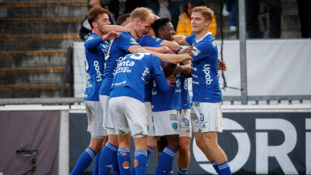 250825 Umeå FCs Daniel Persson gör 0-1 och jublar under fotbollsmatchen i Superettan mellan Örebro och Umeå FC den 25 augusti 2025 i Örebro.