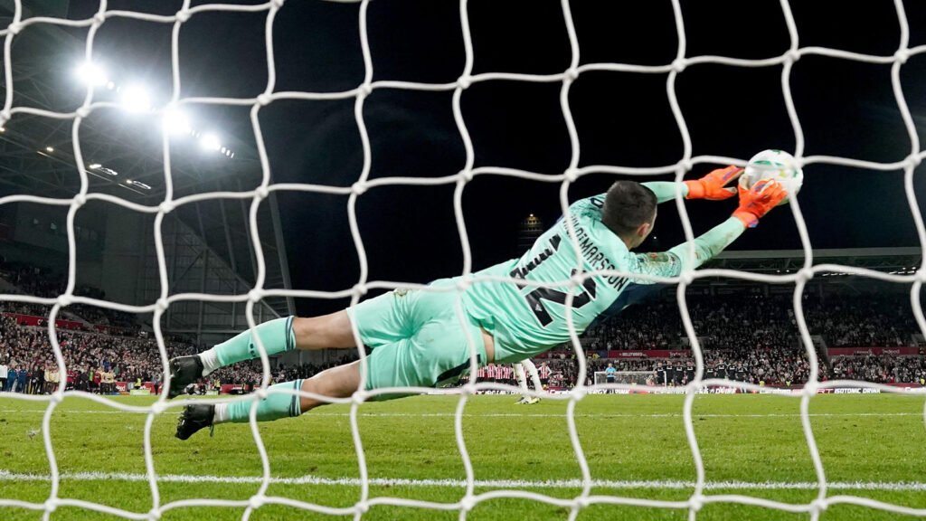 Brentfords Hakon Rafn Valdimarsson räddar straffen från Aston Villas Matty Cash under Carabao Cup-matchen i tredje omgången på Gtech Community Stadium, London.