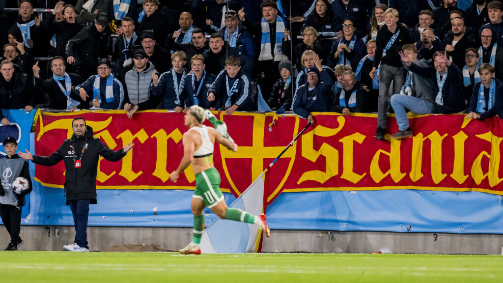 250924 Caio Vidal från Ludogorets firar framför Malmö FF:s supportrar efter UEFA Europa League-matchen mellan Malmö FF och Ludogorets den 24 september 2025 i Malmö.