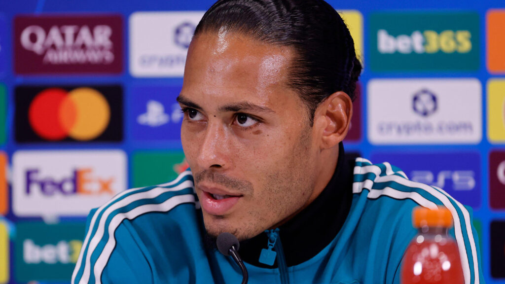 Anfield, Liverpool, Merseyside, Storbritannien. 16 september 2025. UEFA Champions League-fotboll, Liverpool mot Atletico Madrid presskonferens; Liverpools kapten Virgil van Dijk talar till media under dagens presskonferens på Anfield inför morgondagens Champions League-match mot Atletico Madrid.