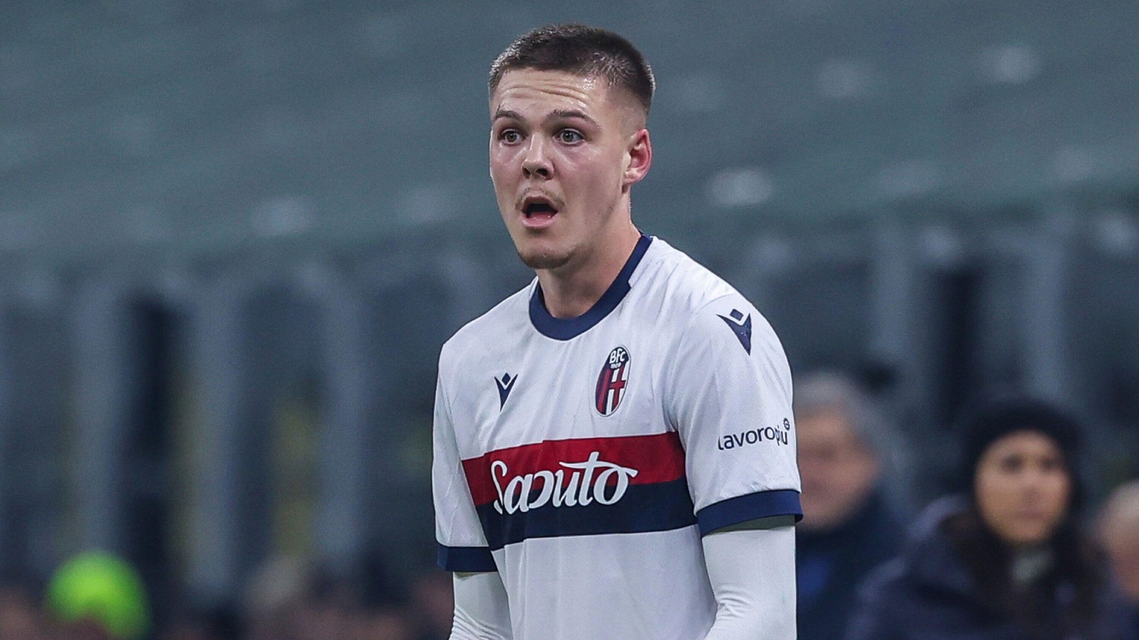 Holm utvisad – Bologna straffade på stopptid