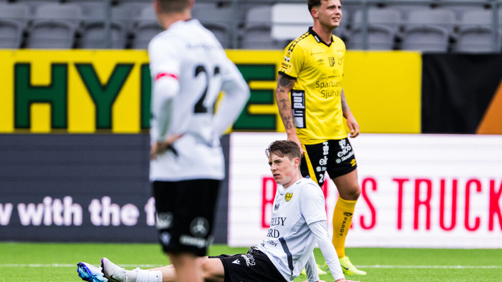 250330 Mjällbys Elliot Stroud deppar efter fotbollsmatchen i Allsvenskan mellan Elfsborg och Mjällby den 30 mars 2025 i Borås.
