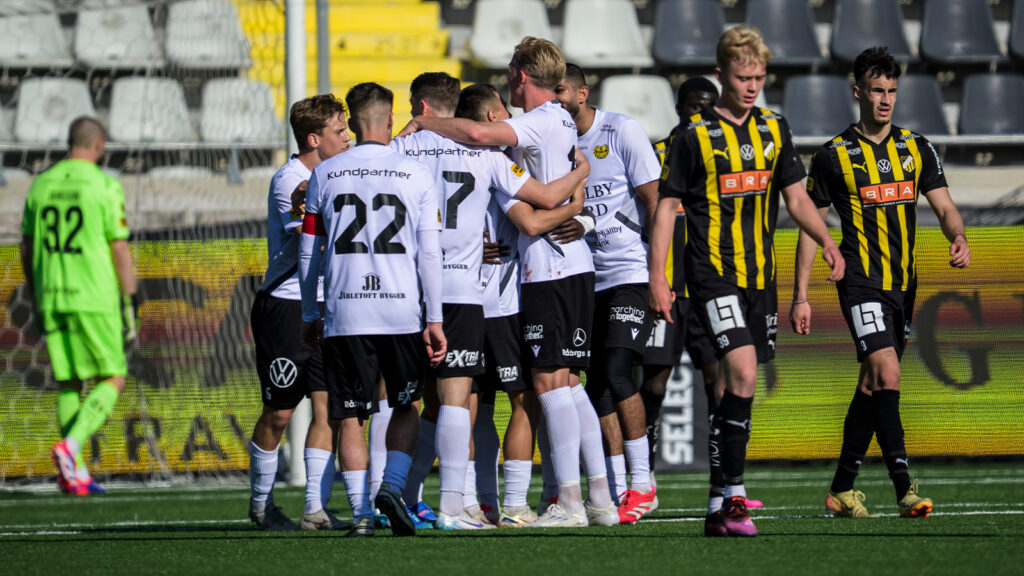 250412 Mjällbys Nicklas Røjkjær jublar med lagkamrater efter 0-3 under fotbollsmatchen i Allsvenskan mellan Häcken och Mjällby den 12 april 2025 i Göteborg.
