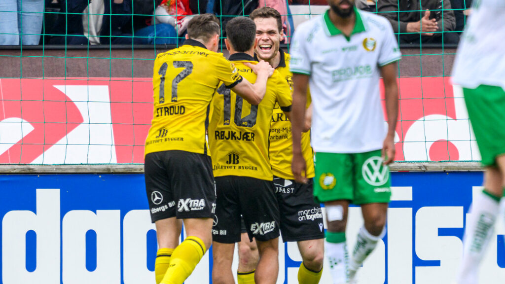 250418 Mjällbys Elliot Stroud, Nicklas Røjkjær och Jacob Bergström jublar efter 2-1 under fotbollsmatchen i Allsvenskan mellan Mjällby och Hammarby den 18 april 2025 i Hällevik.
