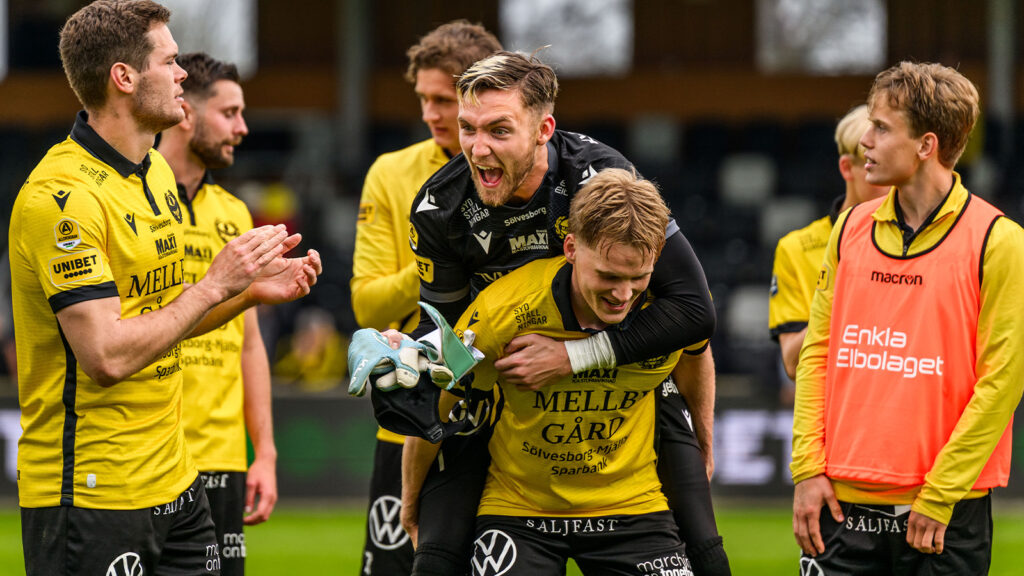 250418 Mjällbys målvakt Noel Törnqvist jublar efter fotbollsmatchen i Allsvenskan mellan Mjällby och Hammarby den 18 april 2025 i Hällevik.
