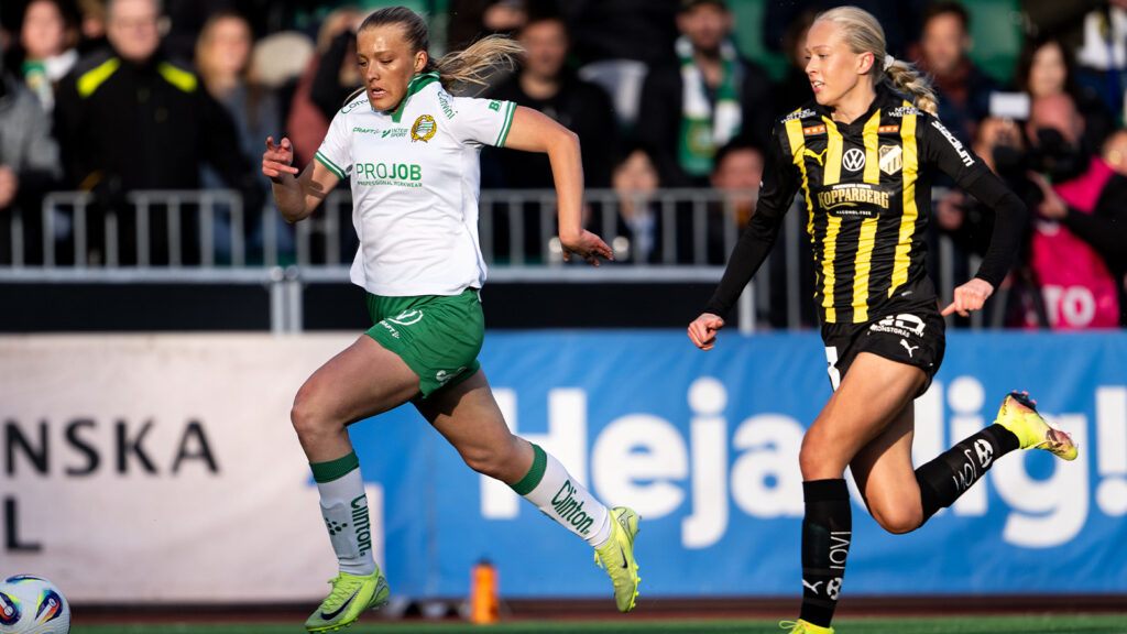 250505 Hammarbys Smilla Holmberg och Häckens Lisa Löwing under fotbollsmatchen i Damallsvenskan mellan Hammarby och Häcken den 5 maj 2025 i Stockholm.