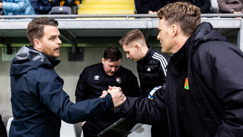 240303 Örgrytes tränare Andreas Holmberg och GAISs huvudtränare Fredrik Holmberg inför fotbollsmatchen i Svenska Cupen mellan GAIS och Örgryte den 3 mars 2024 i Göteborg.