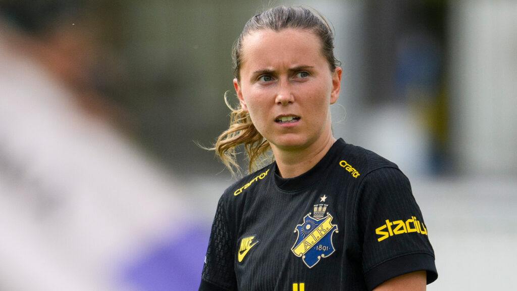 250622 AIKs Adelisa Grabus under fotbollsmatchen i Damallsvenskan mellan Alingsås och AIK den 22 juni 2025 i Alingsås.
