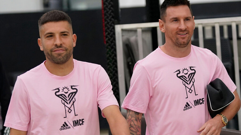 Inter Miamis försvarare Jordi Alba, till vänster, och anfallaren Lionel Messi pratar när de anländer före starten av en MLS-match mot Toronto FC, onsdagen den 20 september 2023, i Fort Lauderdale, Florida.