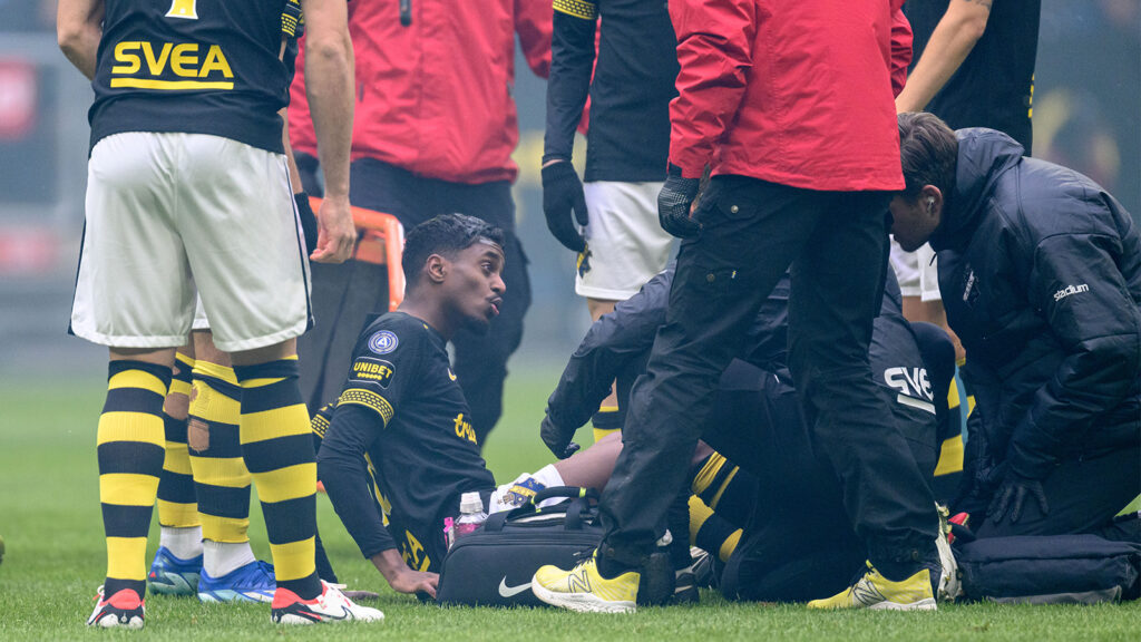 240421 AIKs Abdihakim Ali skadad under fotbollsmatchen i Allsvenskan mellan AIK och Djurgården den 21 april 2024 i Stockholm.