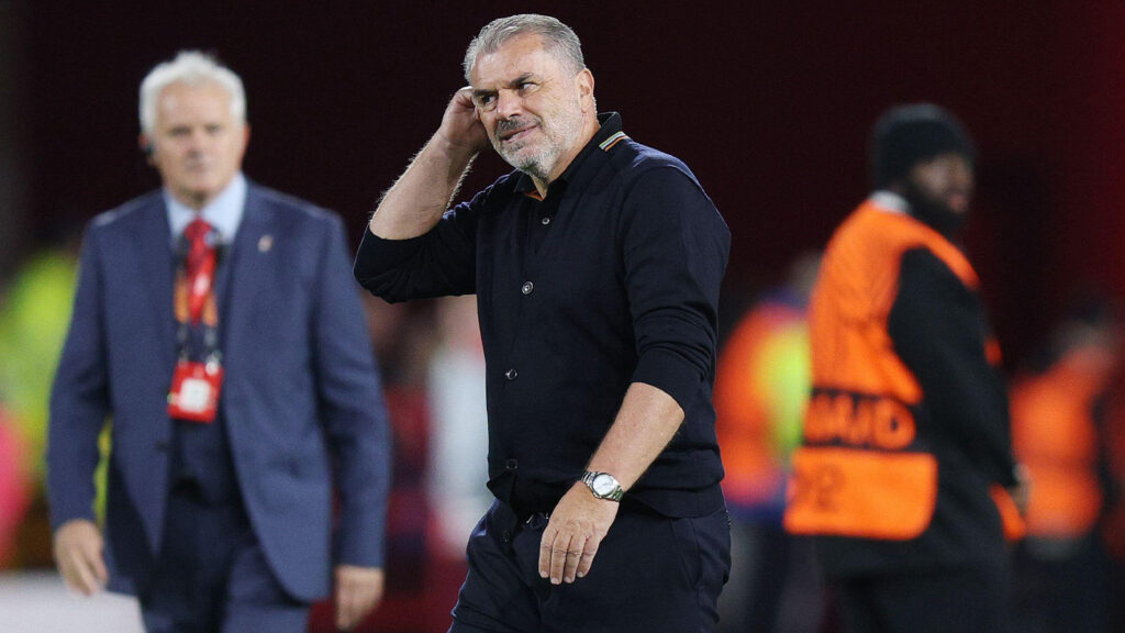 Nottingham, Storbritannien. 2 okt, 2025. Ange Postecoglou, tränare för Nottingham Forest, nedstämd under matchen mellan Nottingham Forest och FC Midtjylland i UEFA Champions League på City Ground, Nottingham.