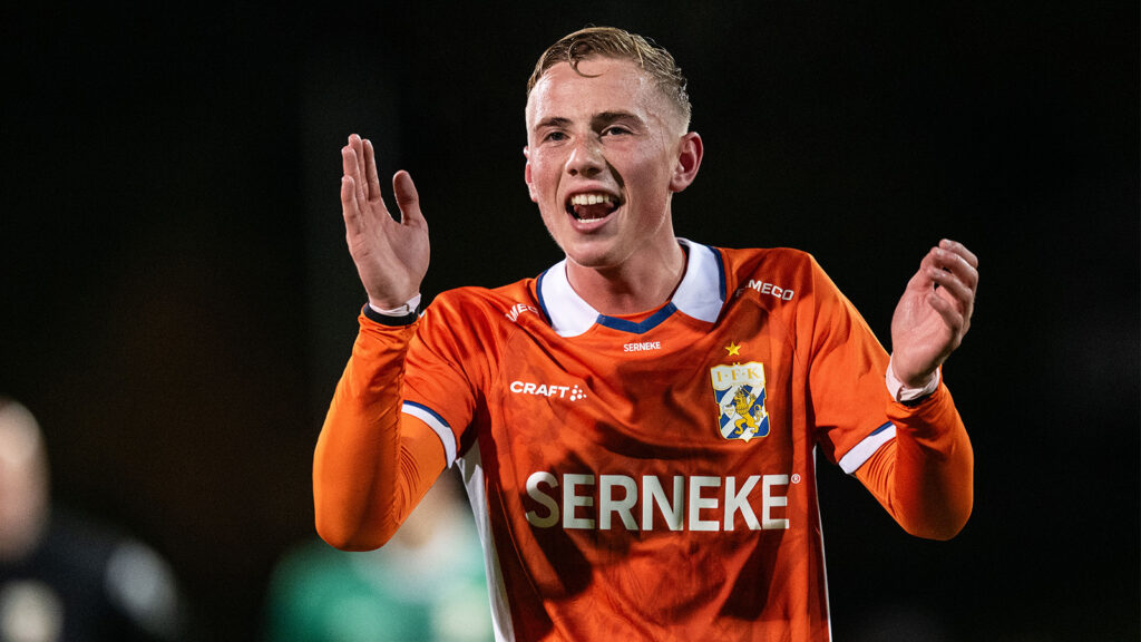 251026 IFK Göteborgs Benjamin Brantlind jublar efter fotbollsmatchen i Allsvenskan mellan Halmstad och IFK Göteborg den 26 oktober 2025 i Halmstad.