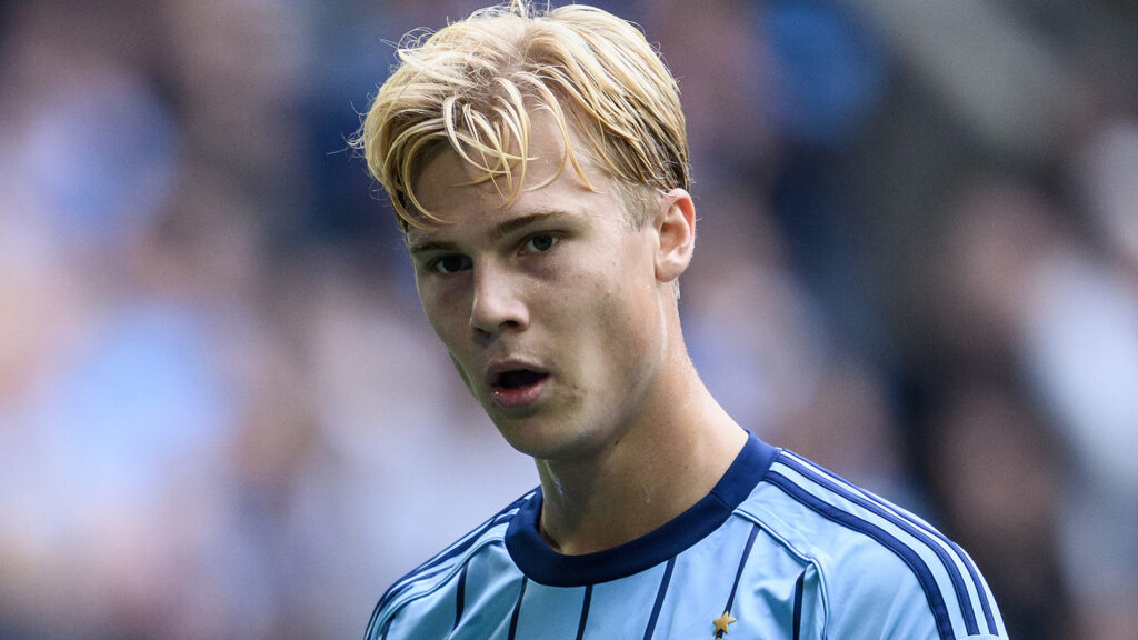 250914 Djurgårdens Theo Bergvall under fotbollsmatchen i Allsvenskan mellan Djurgården och Hammarby den 14 september 2025 i Stockholm.