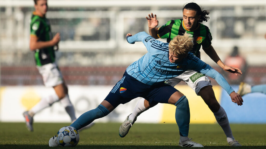 251019 Djurgårdens Theo Bergvall och GAIS Amin Boudri under fotbollsmatchen i Allsvenskan mellan GAIS och Djurgården den 19 oktober 2025 i Göteborg.
