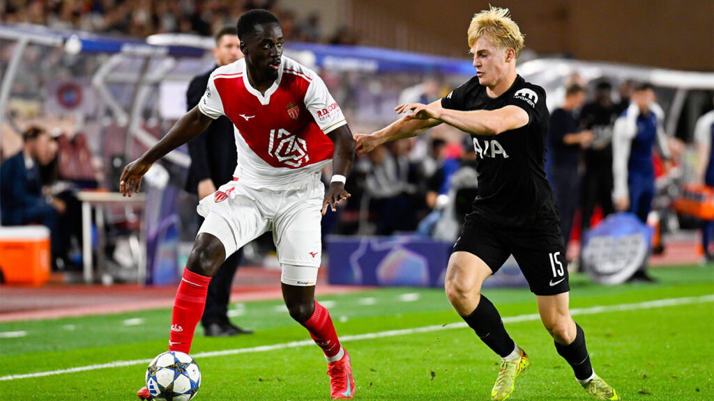 22 oktober 2025: Monaco: Jordan Teze (ASM) pressad av Lucas Bergvall (TOT) i Champions League-matchen mellan AS Monaco och Tottenham Hotspur FC den 22 oktober 2025 på Louis II-stadion i Monaco.